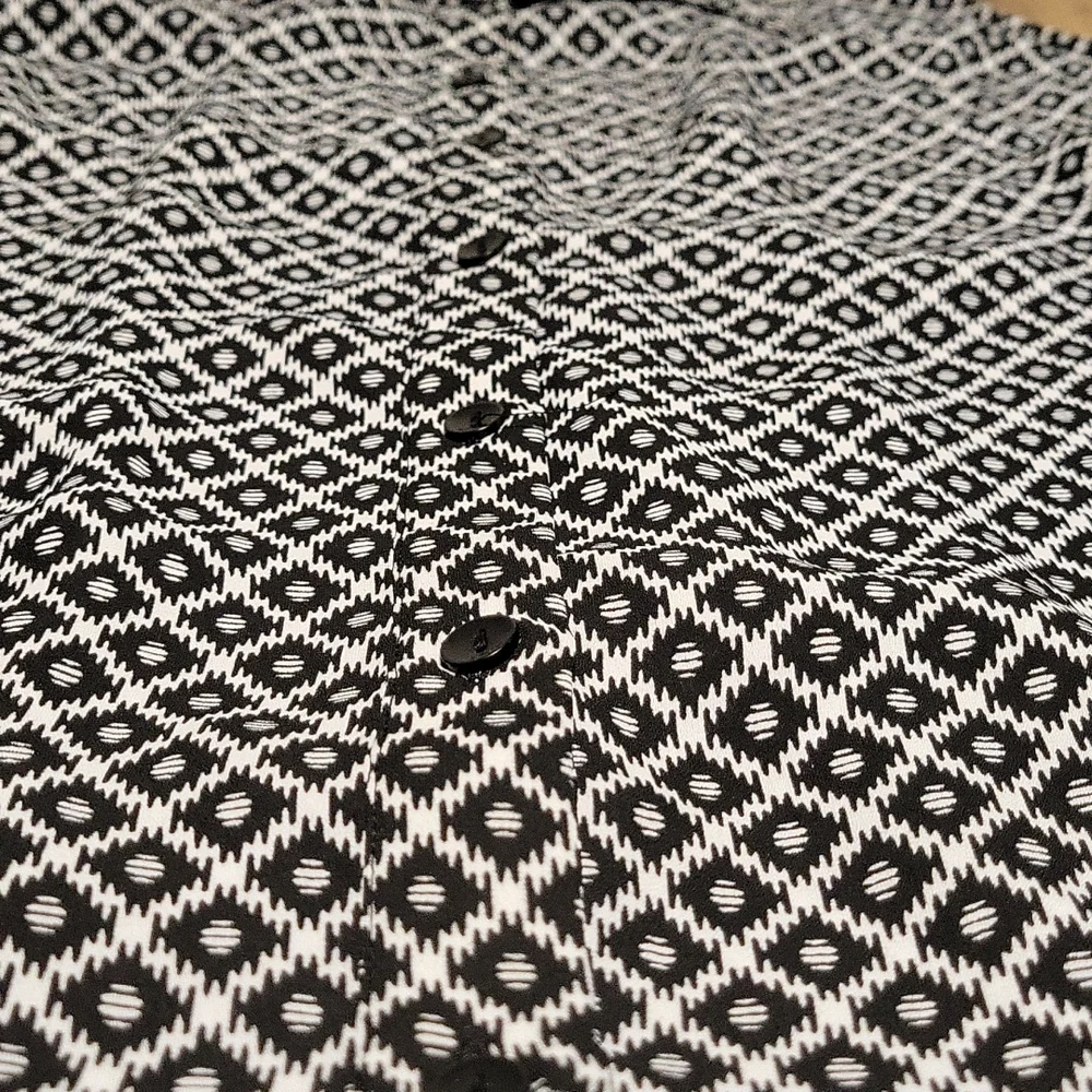 Zac & Rachel 2X black and white dressy lightweight tank - Picture 5 of 7